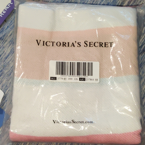 Victoria Secrets Beach Blanket - Picture 4 of 5
